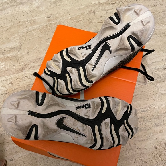 Nike Black and White Athletic Shoes - Picture 5 of 6